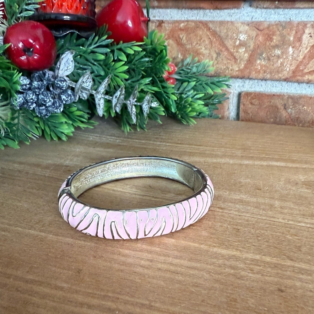 Vintage 1974 Elegant Pink Zebra Bangle Spring Close Oval Bracelet - Picture 6 of 10